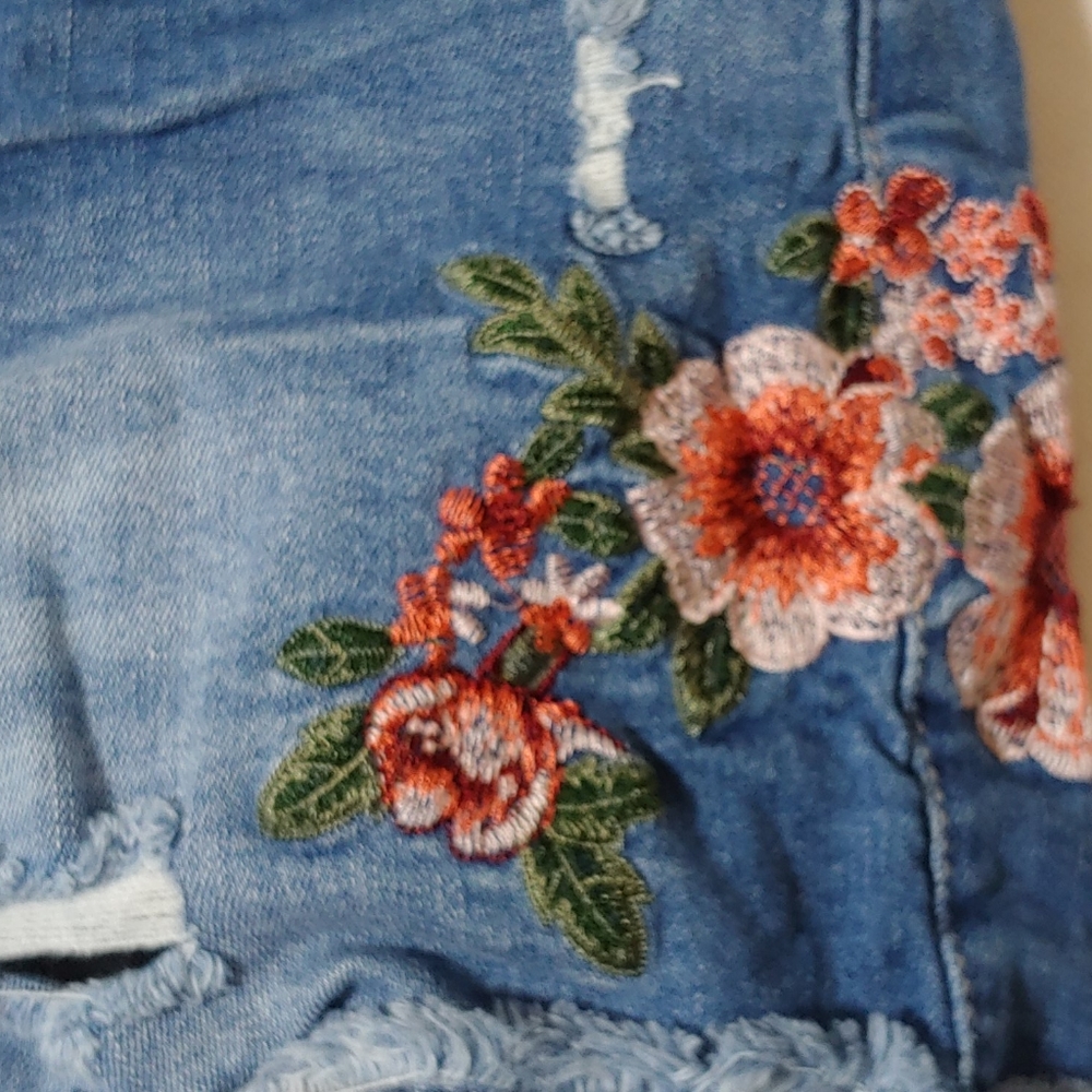 Wax Jean Distressed Embroidered Shorts Size Small - Picture 2 of 7